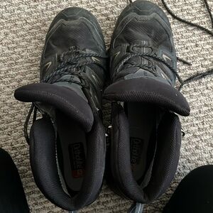 Like new Salomon hiking boots!